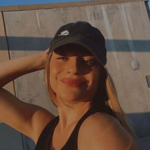 Meet your Posher, Cayla